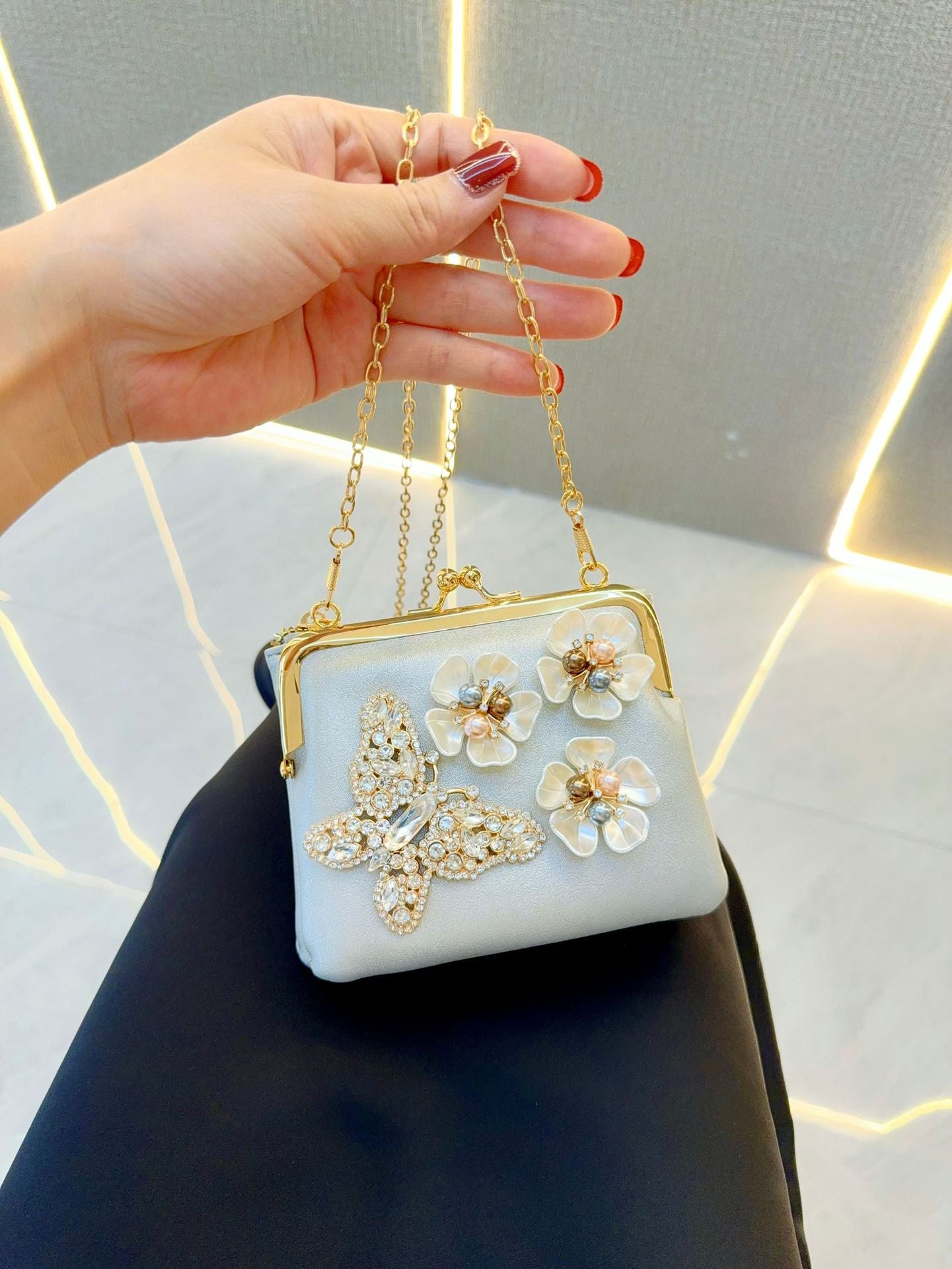 New New pearl clutch bag, dress bag, banquet bag, cheongsam bag, dinner bag, rhinestone portable shoulder messenger bag.