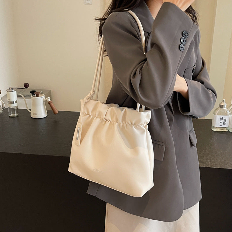 2025 Niche casual pleated bag women's versatile popular autumn new fashion shoulder bag popular soft leather bucket bag