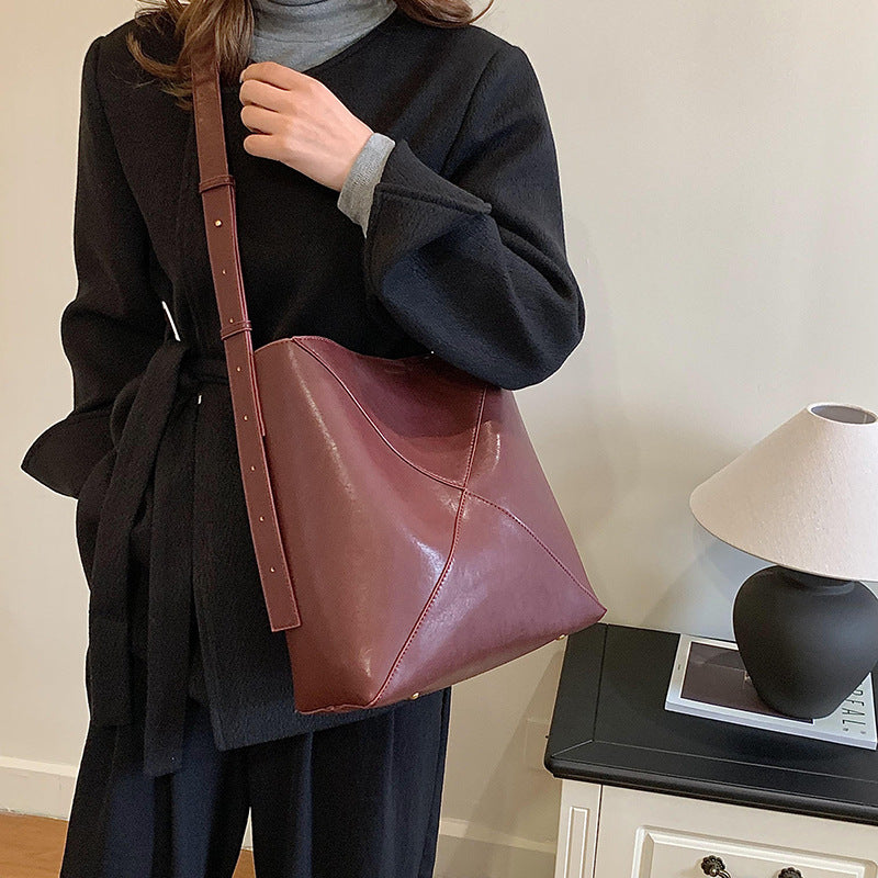 2025 Shoulder bag fashionable vegetable tanned leather geometric tote bag new large-capacity child and mother bucket bag simple and versatile messenger bag