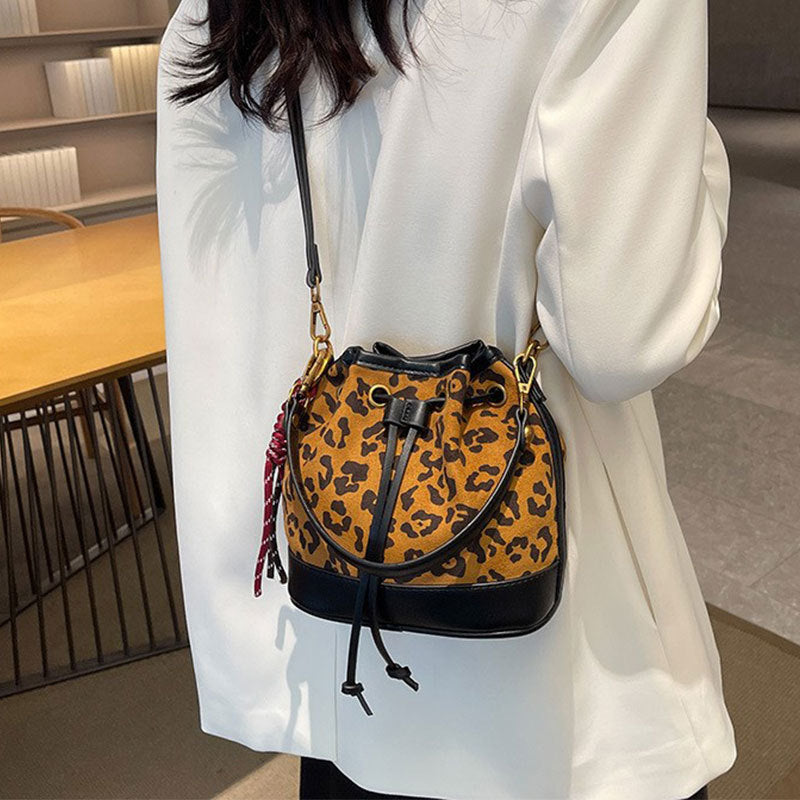 2025 Bucket bag women's autumn and winter new matte messenger bag Korean version casual versatile bag can be wholesale on one shoulder