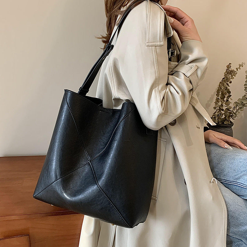 2025 Shoulder bag fashionable vegetable tanned leather geometric tote bag new large-capacity child and mother bucket bag simple and versatile messenger bag