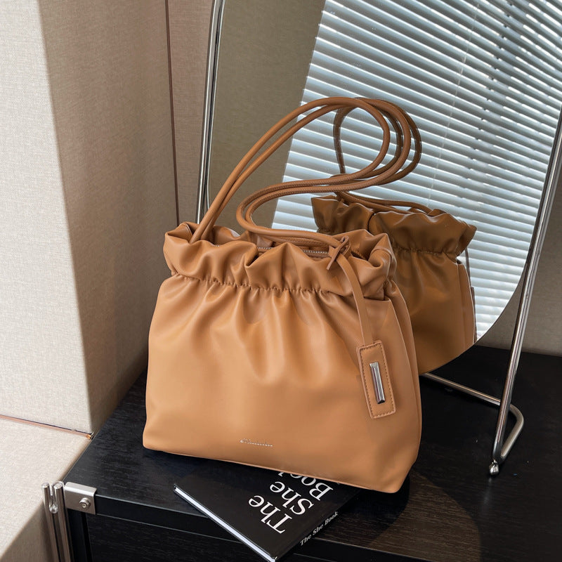 2025 Niche casual pleated bag women's versatile popular autumn new fashion shoulder bag popular soft leather bucket bag